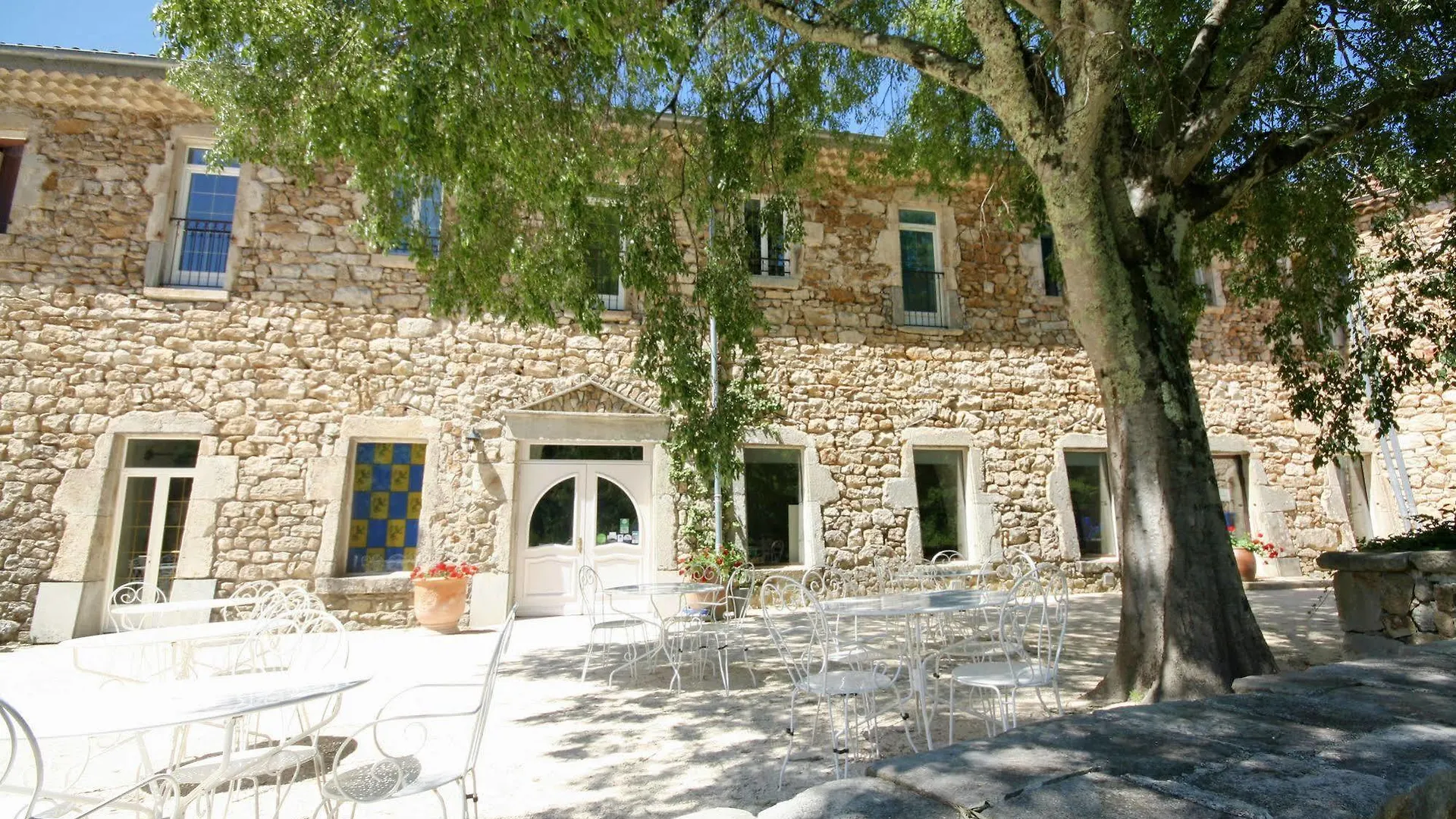 Logis Hotel Restaurant Le Domaine De L'Eau Vive Largentiere